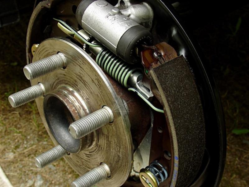 Hình ảnh minh họa sơ đồ phân bổ lực phanh CBS trên xe máy, thể hiện cơ chế liên kết phanh trước và sau